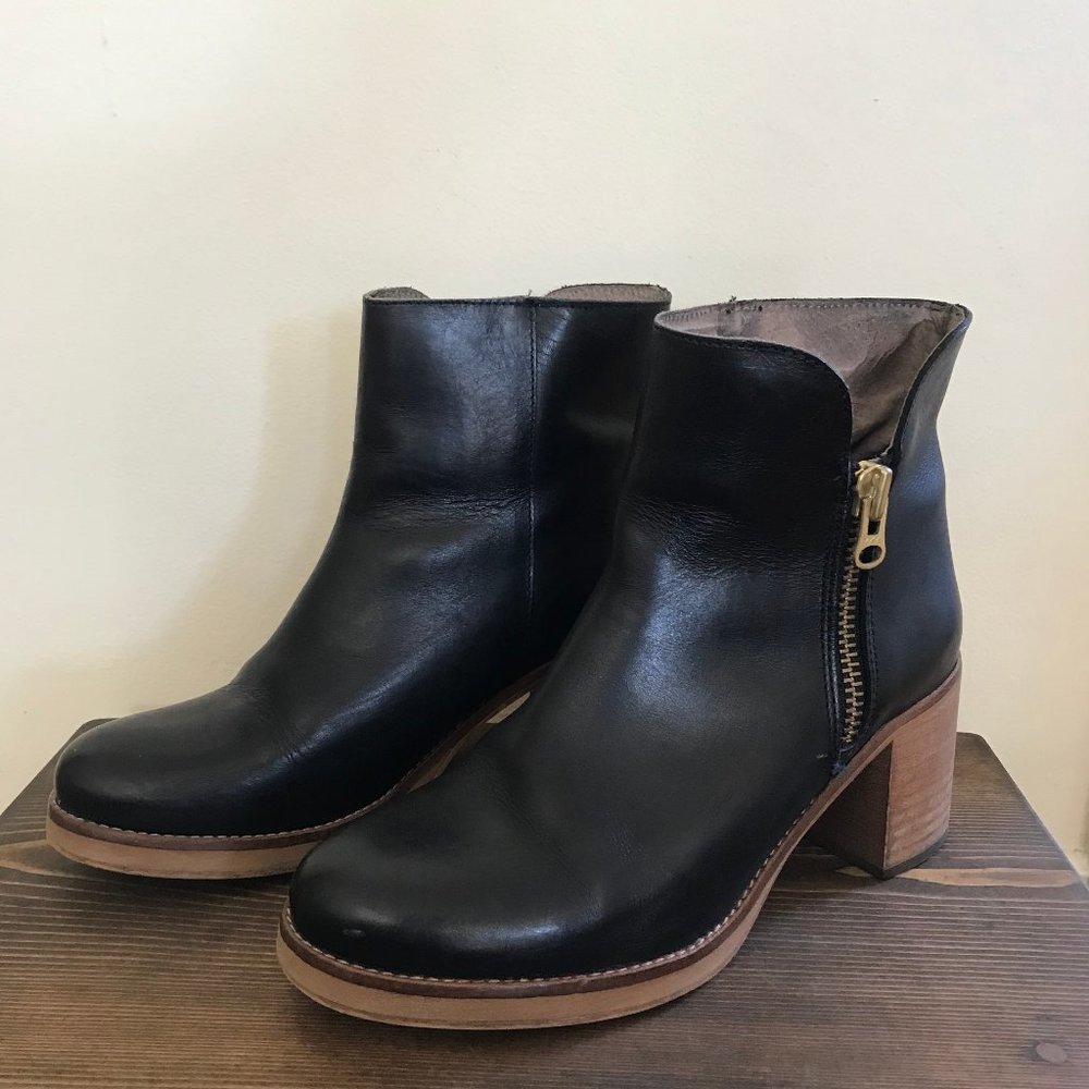 Black leather boots, wooden heel, zip up sz 40